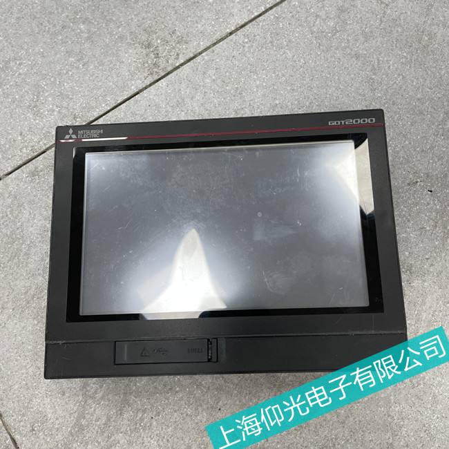 東莞三菱觸摸屏GT2715-XTBA出現(xiàn)通電后黑屏無(wú)顯示故障極速維修